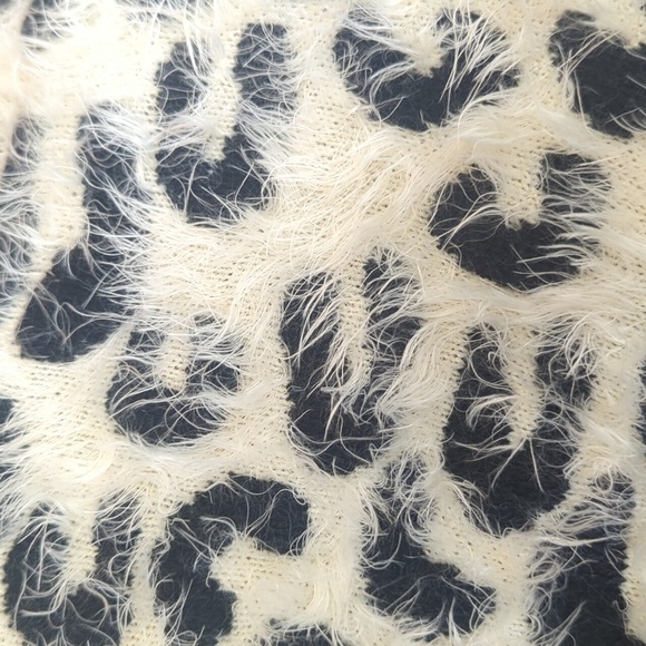 POL Fuzzy Eyelash Leopard Print Abstract Cozy Sweater Black/White Sz L - Picture 7 of 9